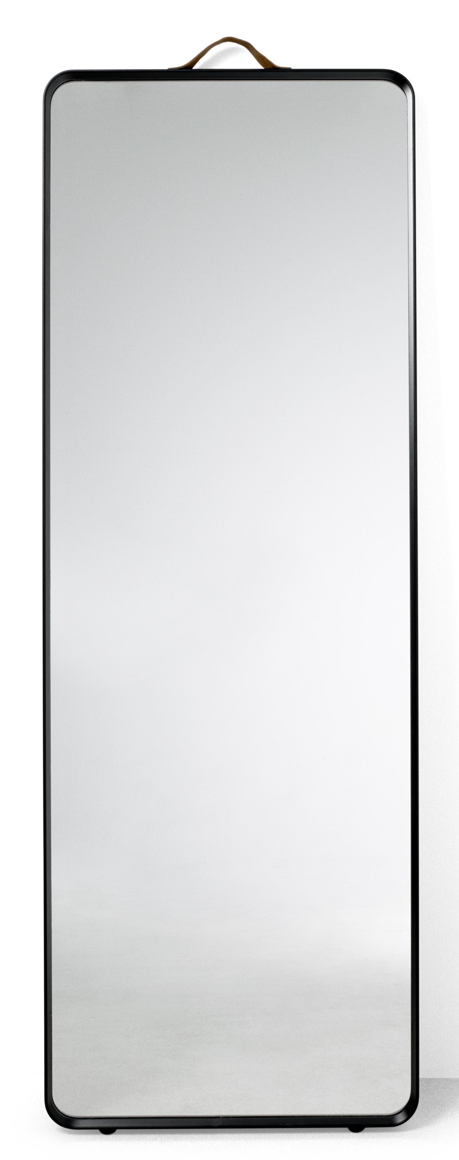 Norm Floor Mirror von Audo: Rechteckiger, rahmenloser Spiegel mit Lederriemen, ideal als Wandspiegel oder Standspiegel.