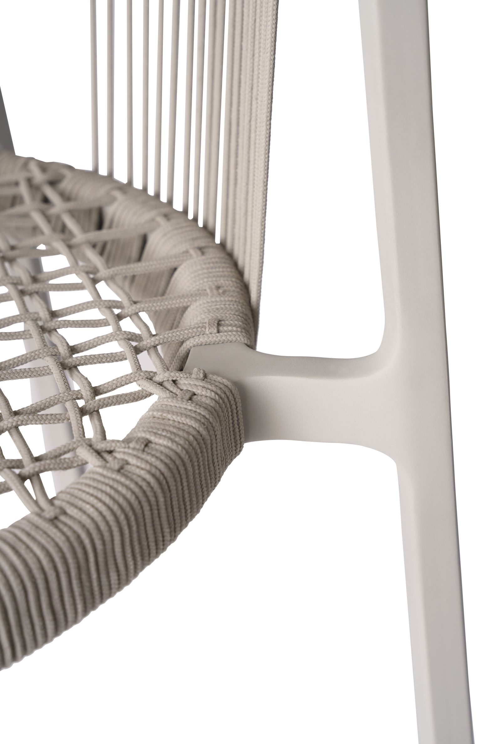 Detailaufnahme des Lagrasse Stuhls von Vipp: Geflochtene Sitzfläche und modernes Outdoor-Design.