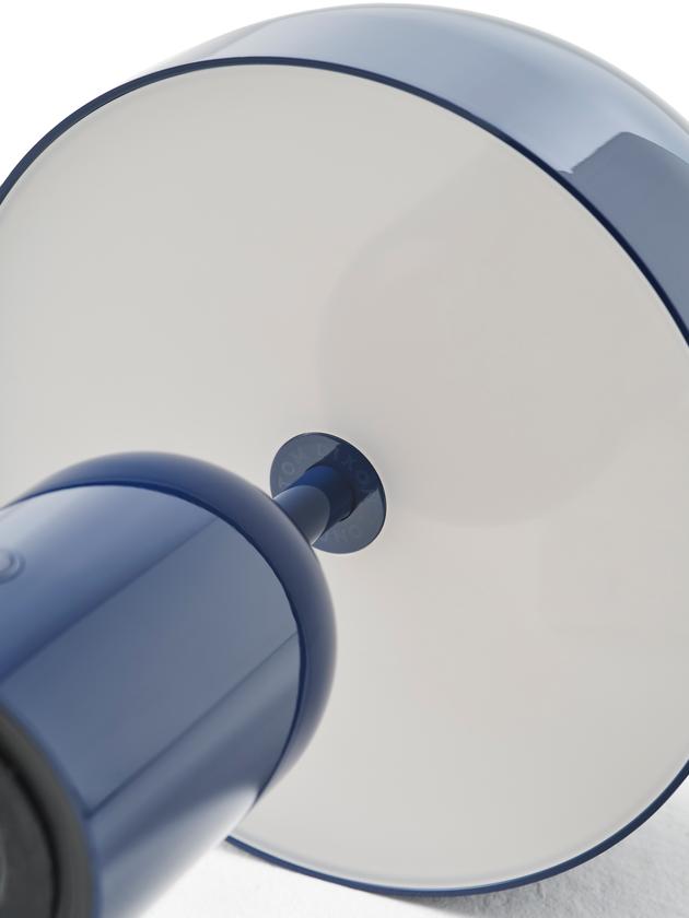 Detailaufnahme der blauen Bell Portable LED Tischleuchte von Tom Dixon, Akkuleuchte für Innenräume.