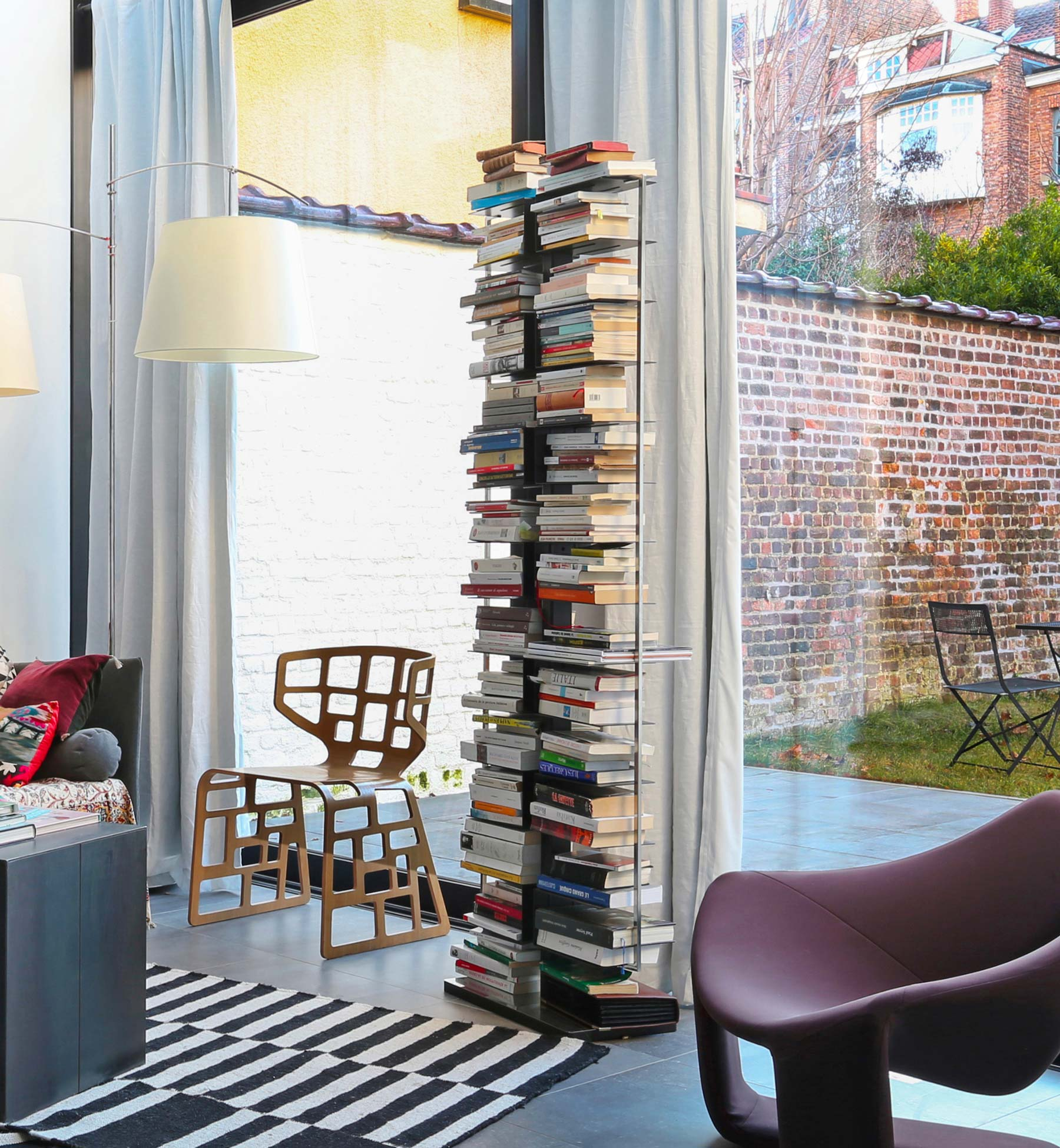 Ptolomeo Bücherregal: Freistehende Bücher/CD-Säule im Wohnzimmer, modernes Design, platzsparende Aufbewahrung.