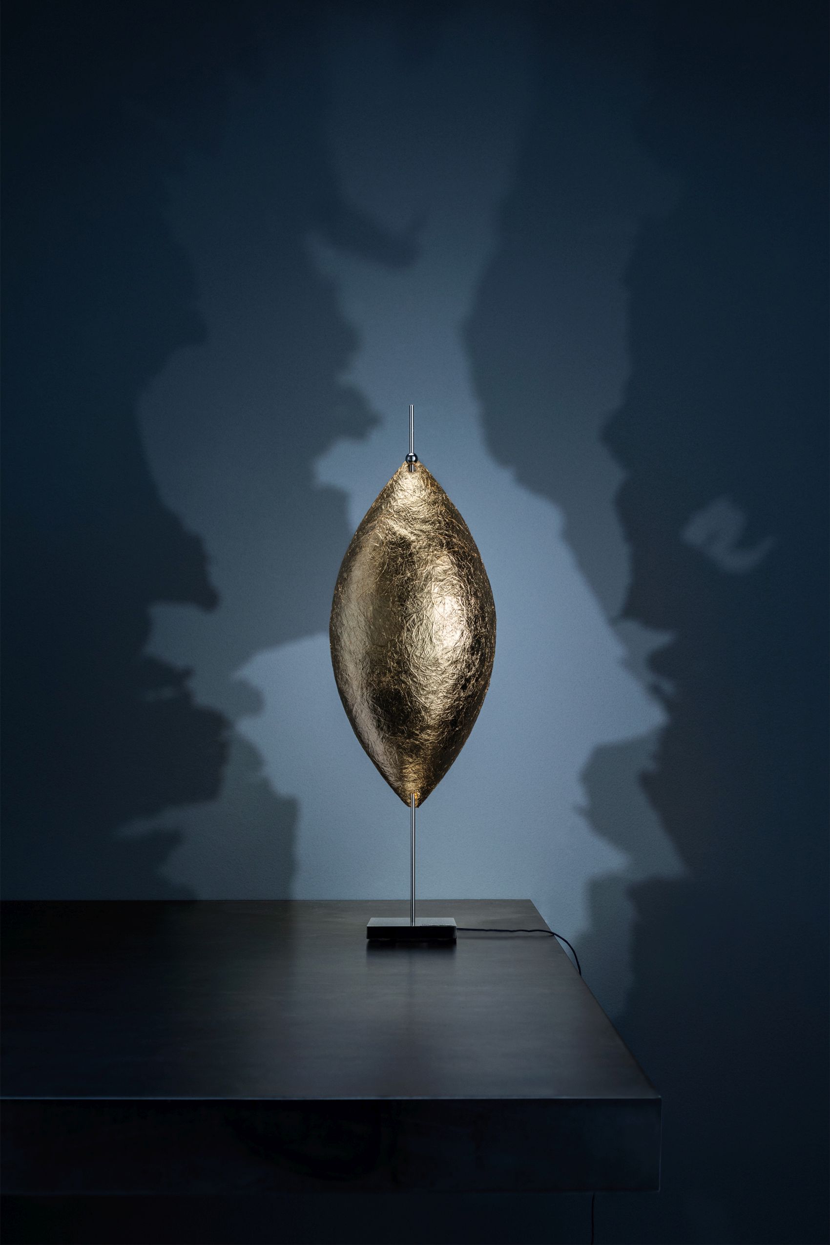 Malagolina Tischleuchte Gold von Catellani & Smith, moderne goldene Designerlampe für Nachttisch oder Sideboard.