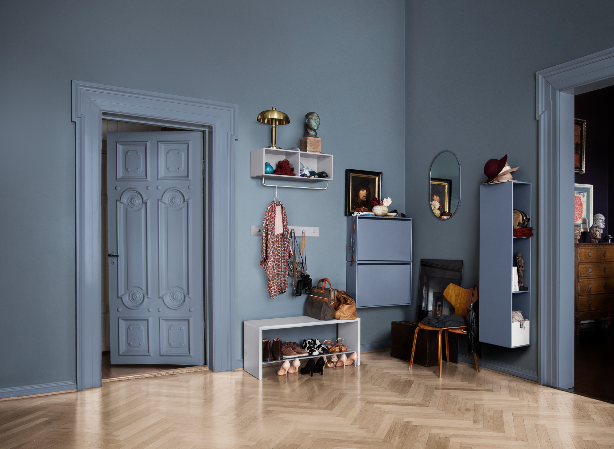 Heller Flur mit weißer Schuhbank, Modell Montana, und Schuhen unter der Sitzfläche.