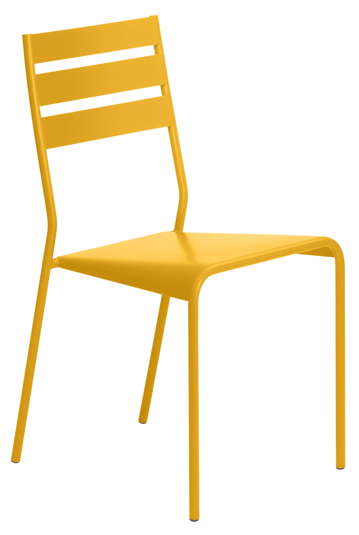 Gelber Facto Stuhl von Fermob für den Außenbereich, moderner Metallstuhl mit Lattenmuster im Rücken.
