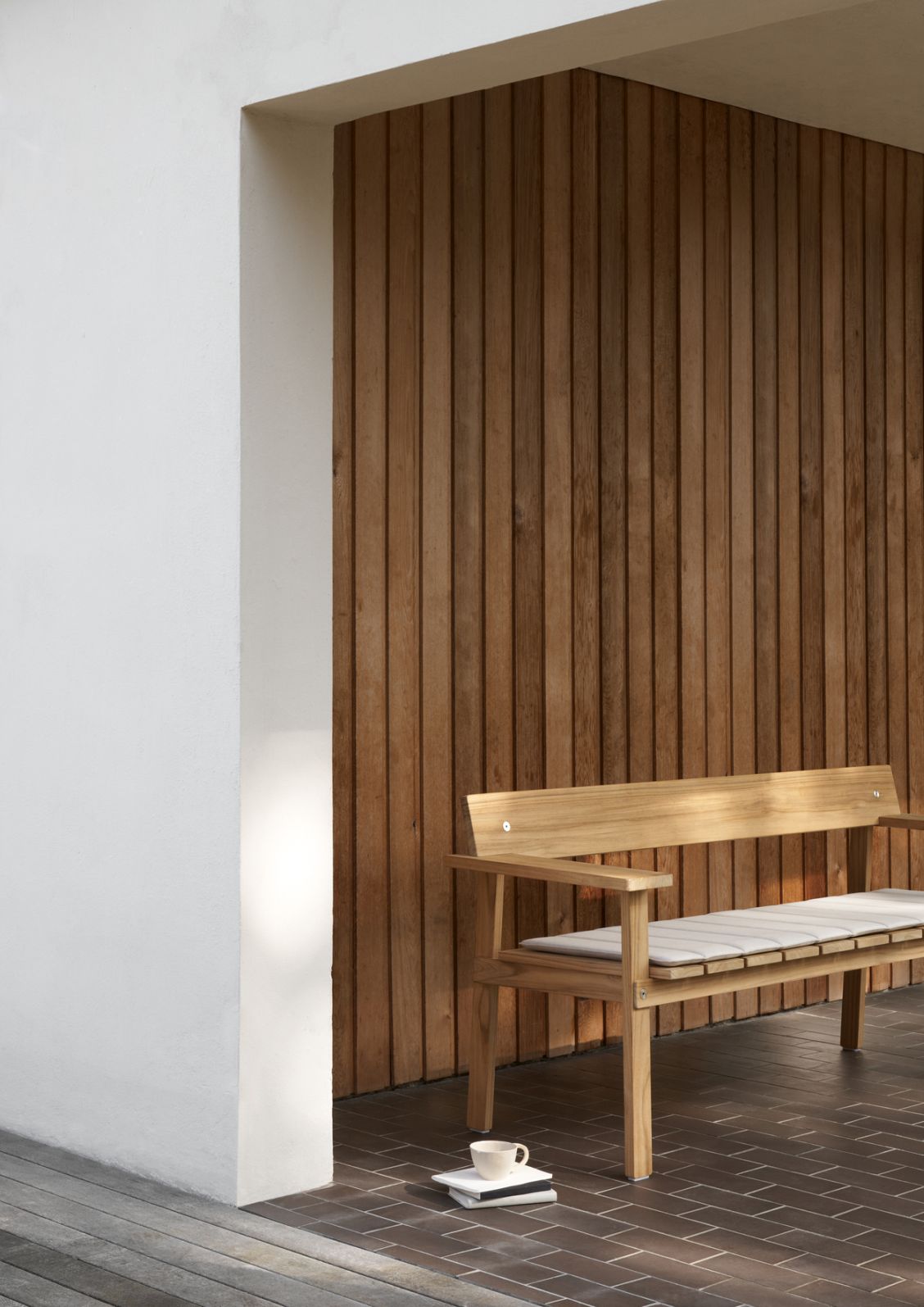 CU GL101 Timbur Kissen auf Holzbank für den Außenbereich. Gartenmöbel mit Sitzkissen.