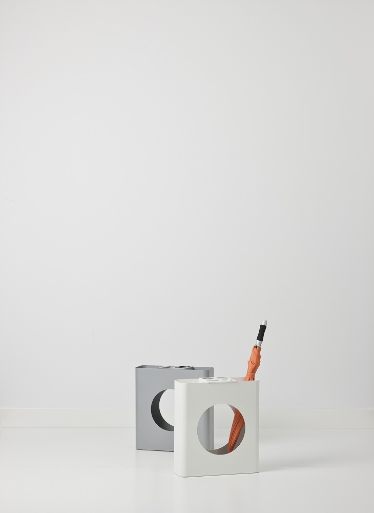 Flow I Schirmständer von Cascando in Grau und Weiß mit einem Regenschirm. Moderner Schirmhalter.