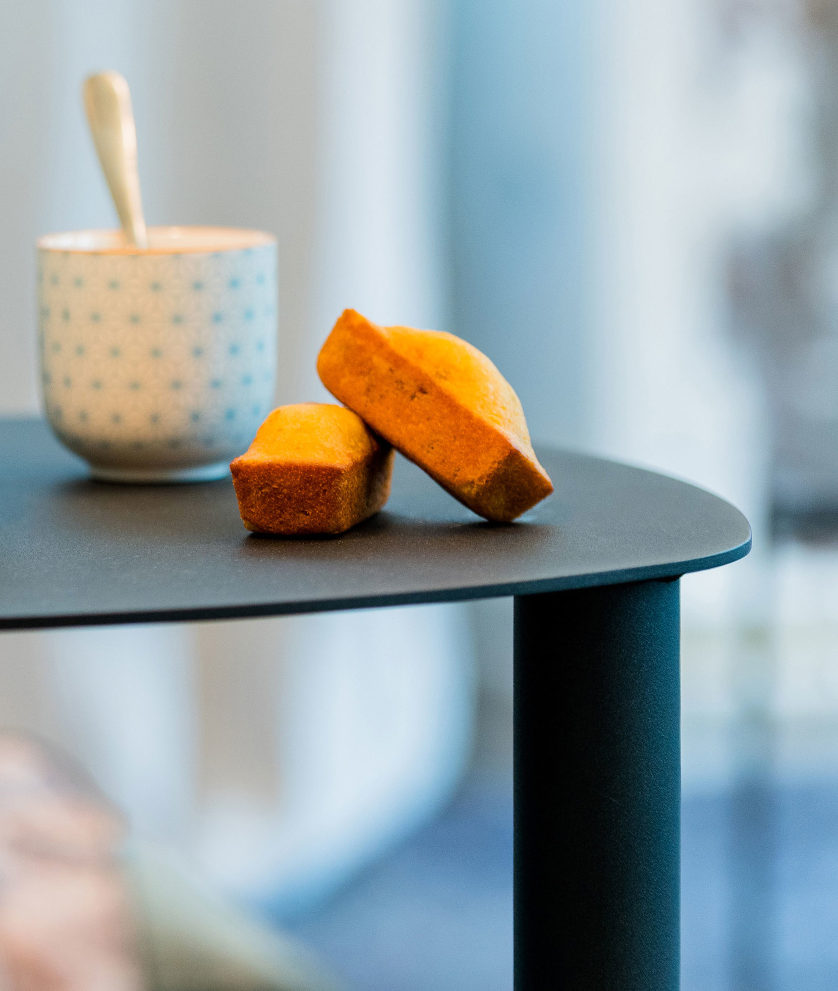 Easy Boy Beistelltisch in Dunkelblau mit Gebäck und Tasse. Moderner, kleiner Tisch für Wohnzimmer.