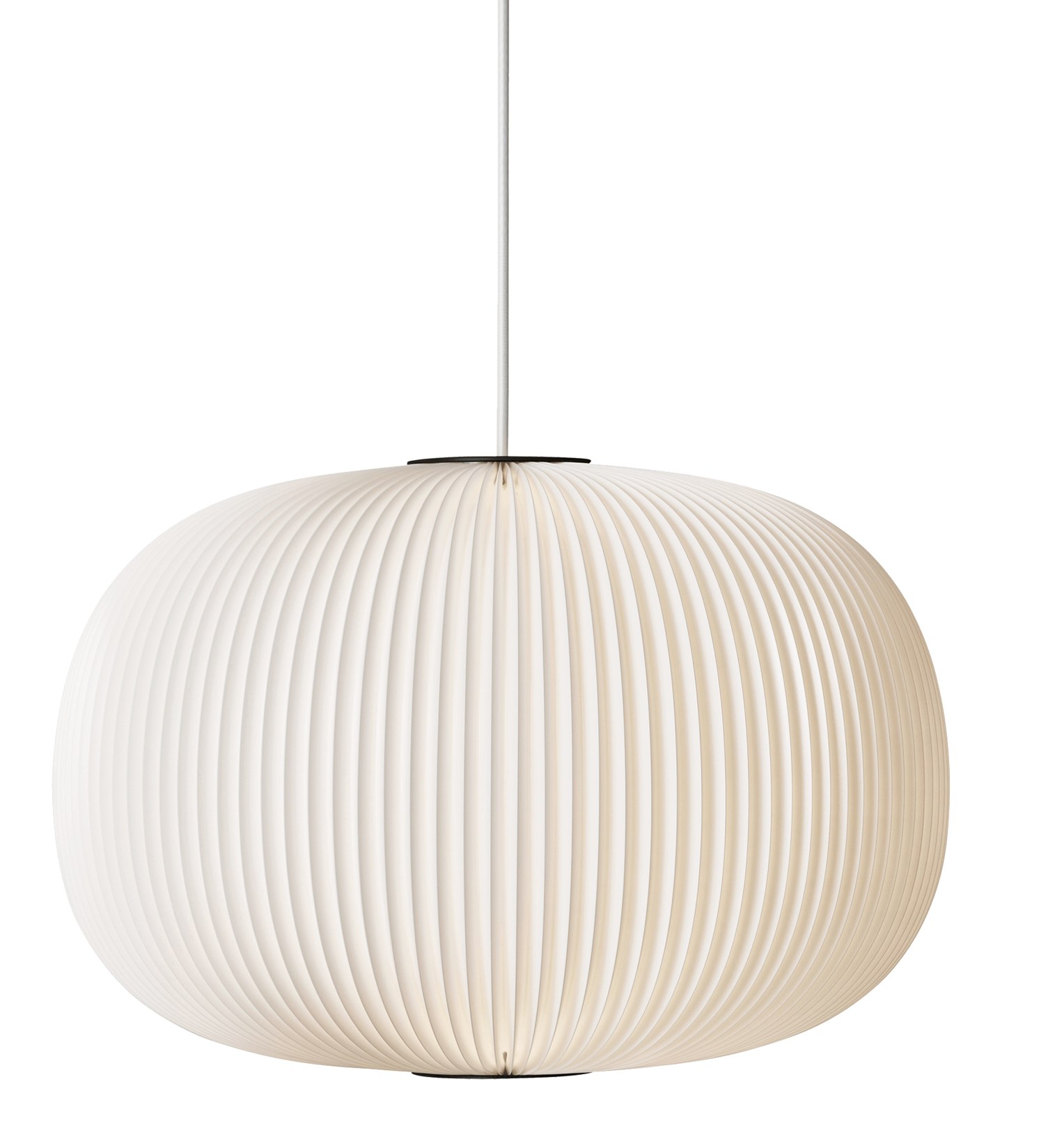 Weiße Lamella Pendelleuchte von Le Klint mit plissiertem Schirm und schwarzem Ring.