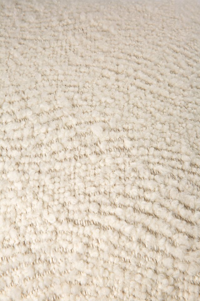 Detailaufnahme des Ethnicraft Wave Cushion Kissens 50x50 cm mit gewebter, cremefarbener Textur.