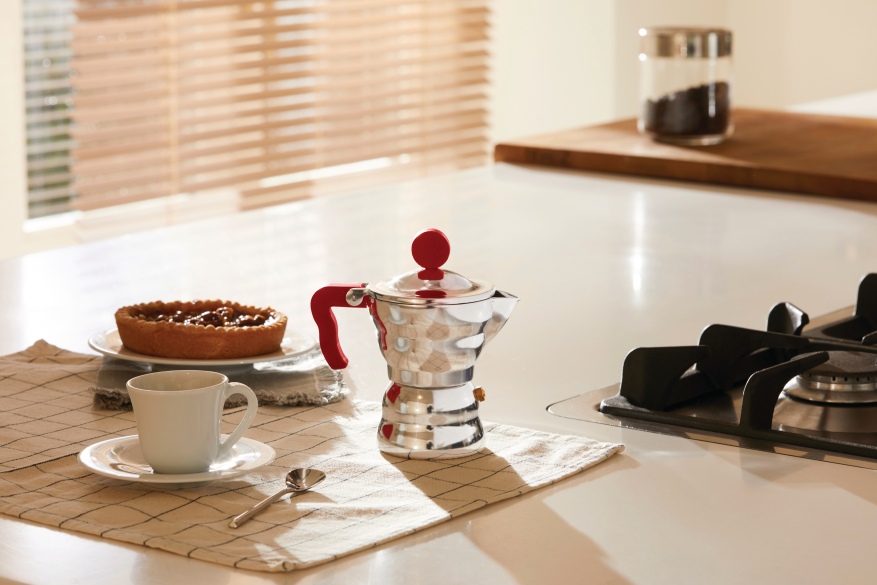 Alessi Espressokocher AAM33/1 R Limited Edition auf Küchentisch mit Tarte und Kaffeetasse. Perfekt für Espresso.