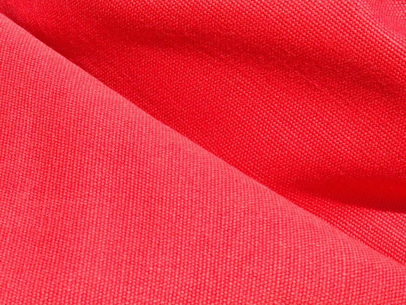 Nahaufnahme des roten Stoffbezugs der Lido Liege, Textur und Materialdetails.