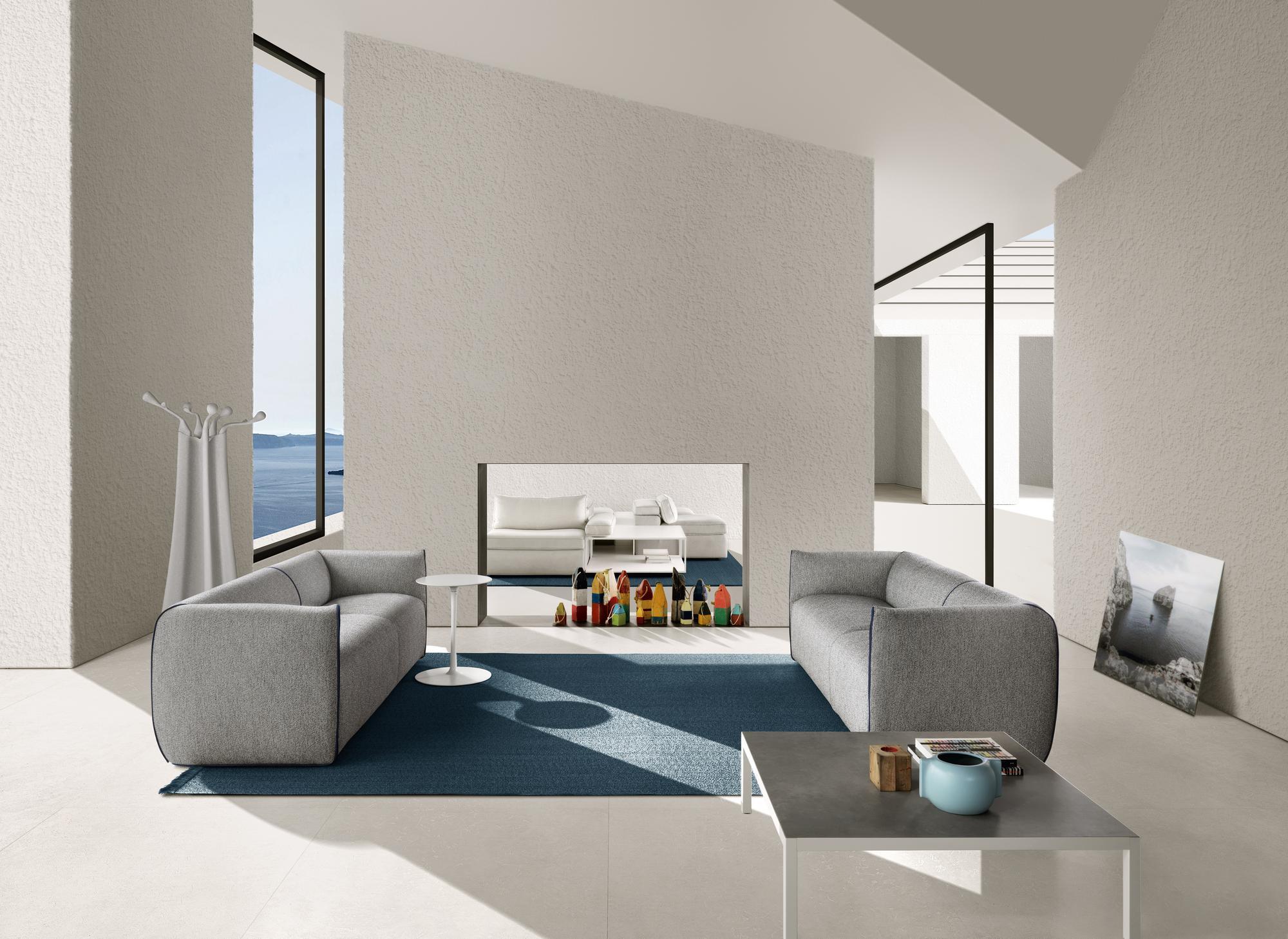Graues Mia Sofa 2-Sitzer von MDF Italia in modernem Wohnzimmer mit blauen Akzenten.