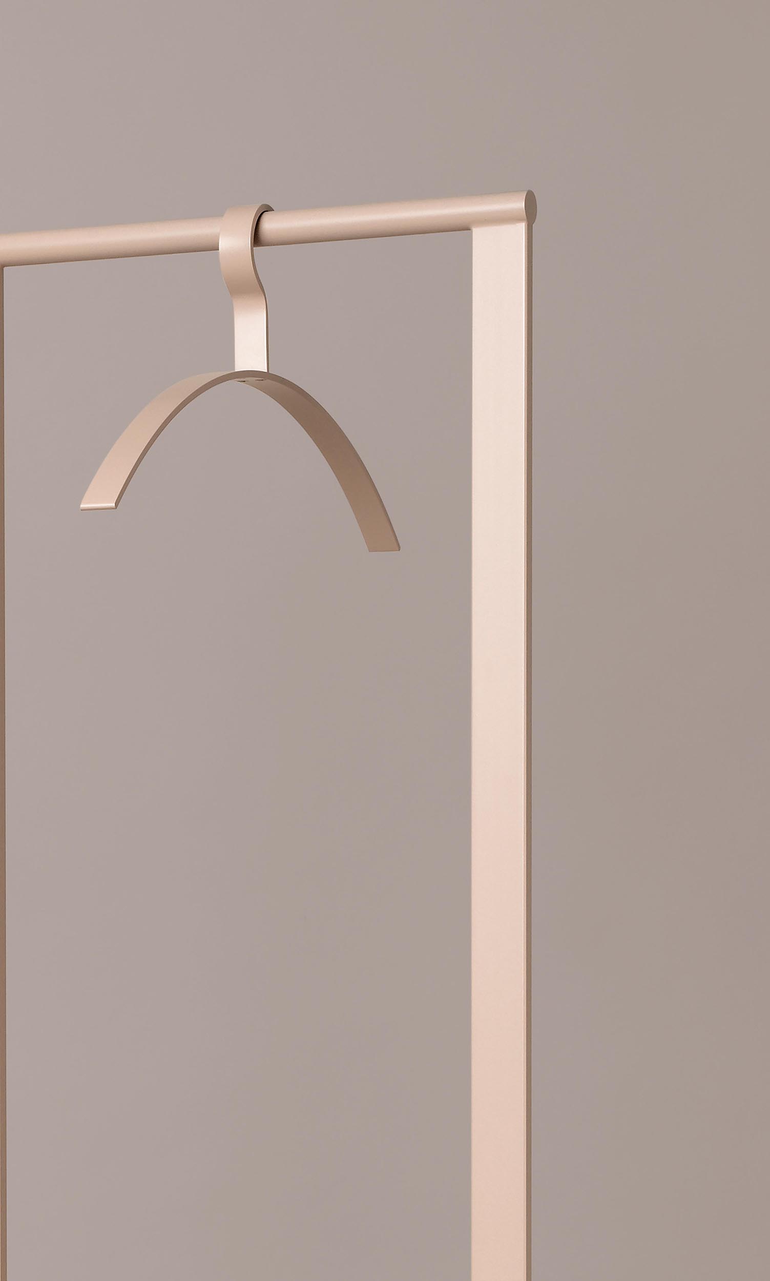 Detailaufnahme des Schönbuch Slim Garderobenständers in Beige mit passendem Kleiderbügel. Moderner Garderobenständer für Flur und Diele.