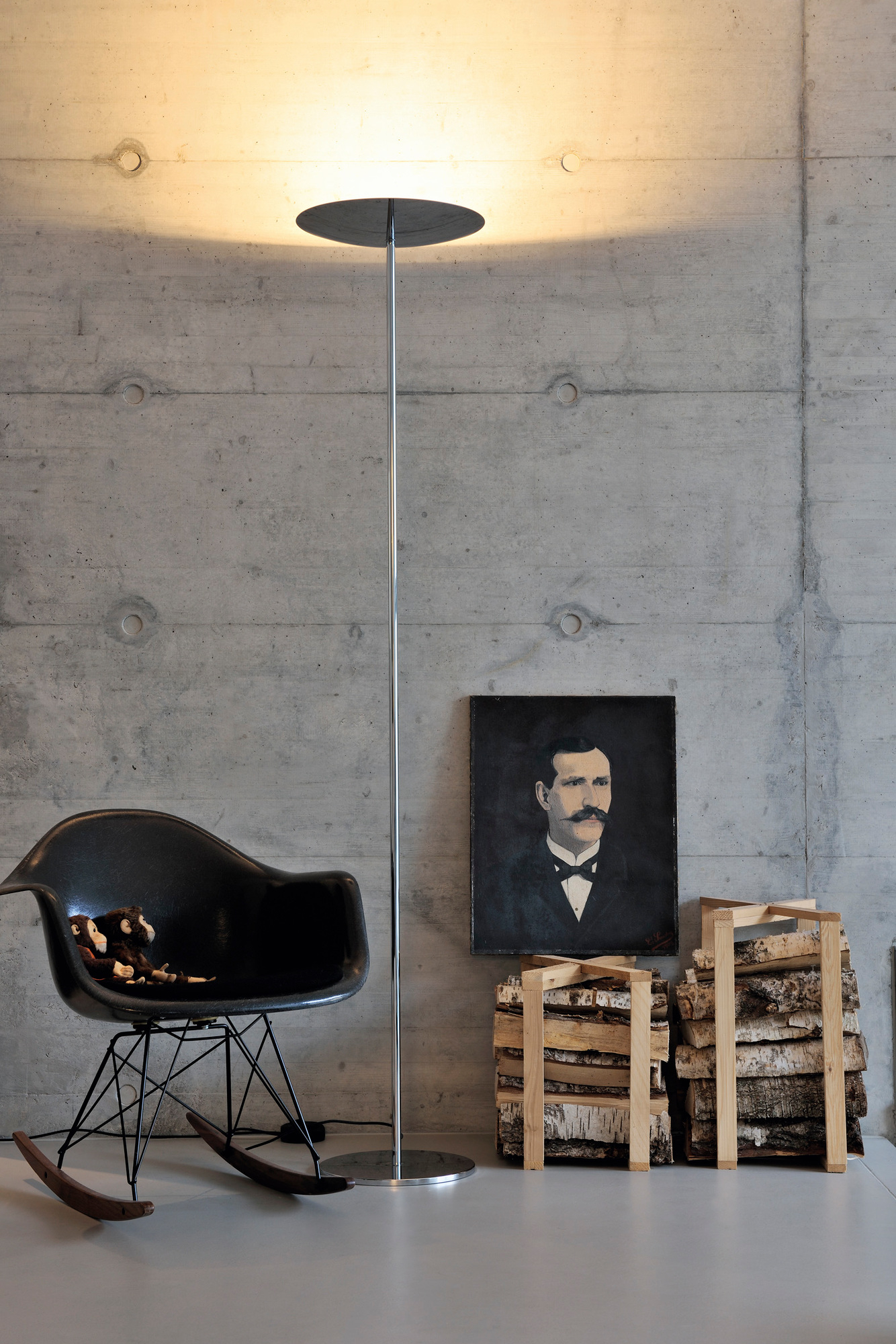 Classic LED Stehleuchte Belux in Schwarz, modernes Design mit indirektem Licht, für Wohnzimmer und Büro.