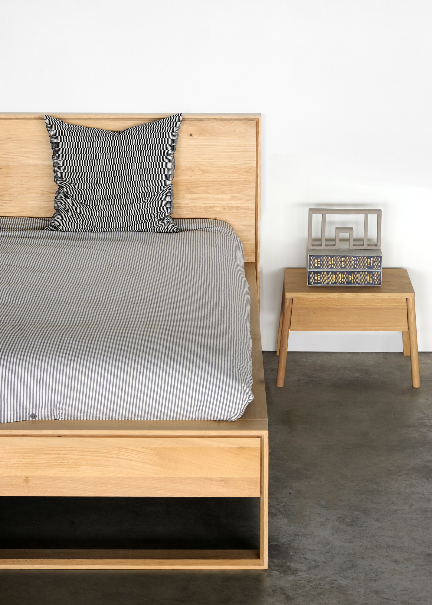 Air Nachttisch aus Eiche von Ethnicraft neben einem Bett. Moderner Nachttisch aus Massivholz.