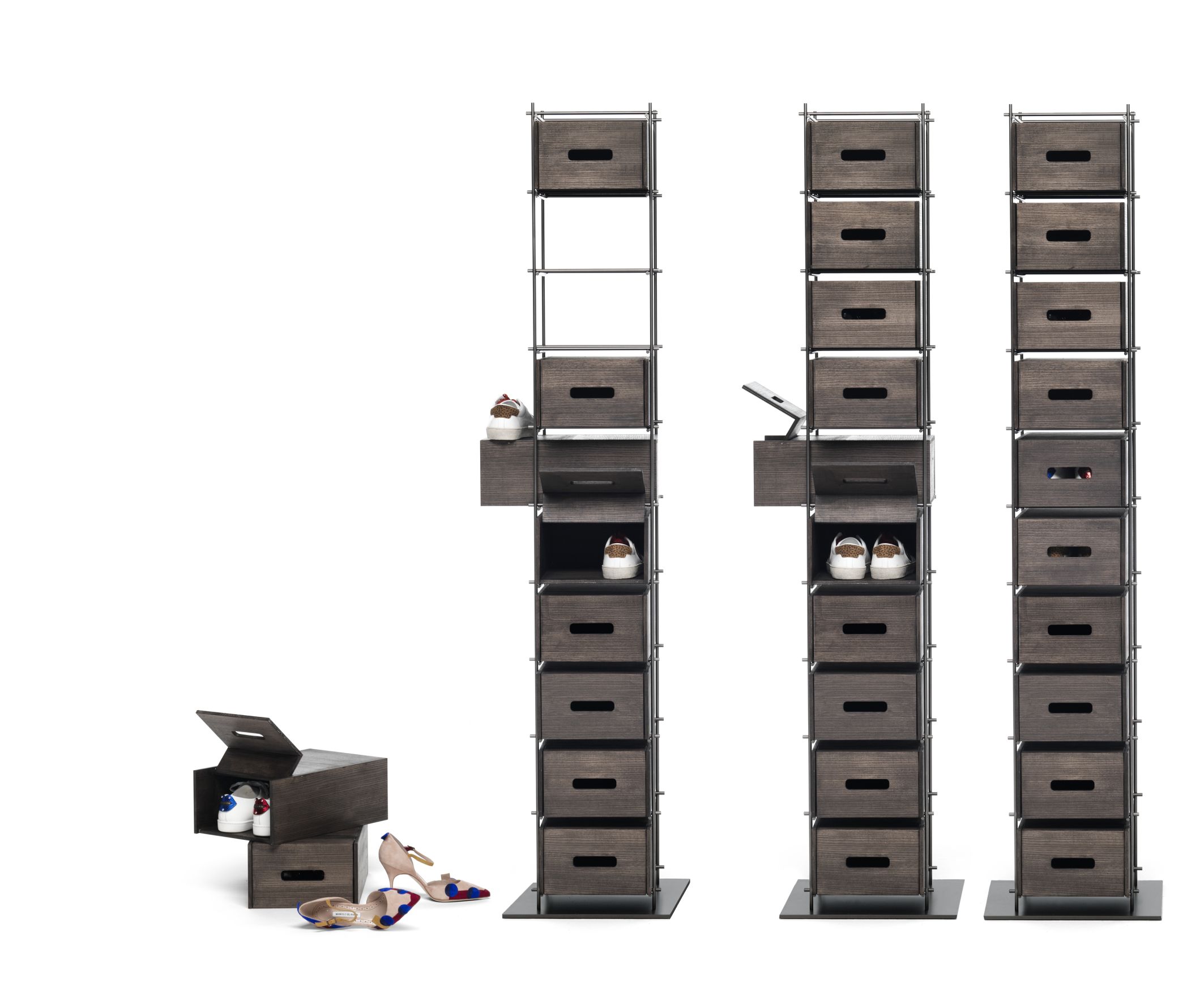 Manolo Schuhregal von Mogg: Modulares Regalsystem aus Holz und Metall, mit Schuhen dekoriert.