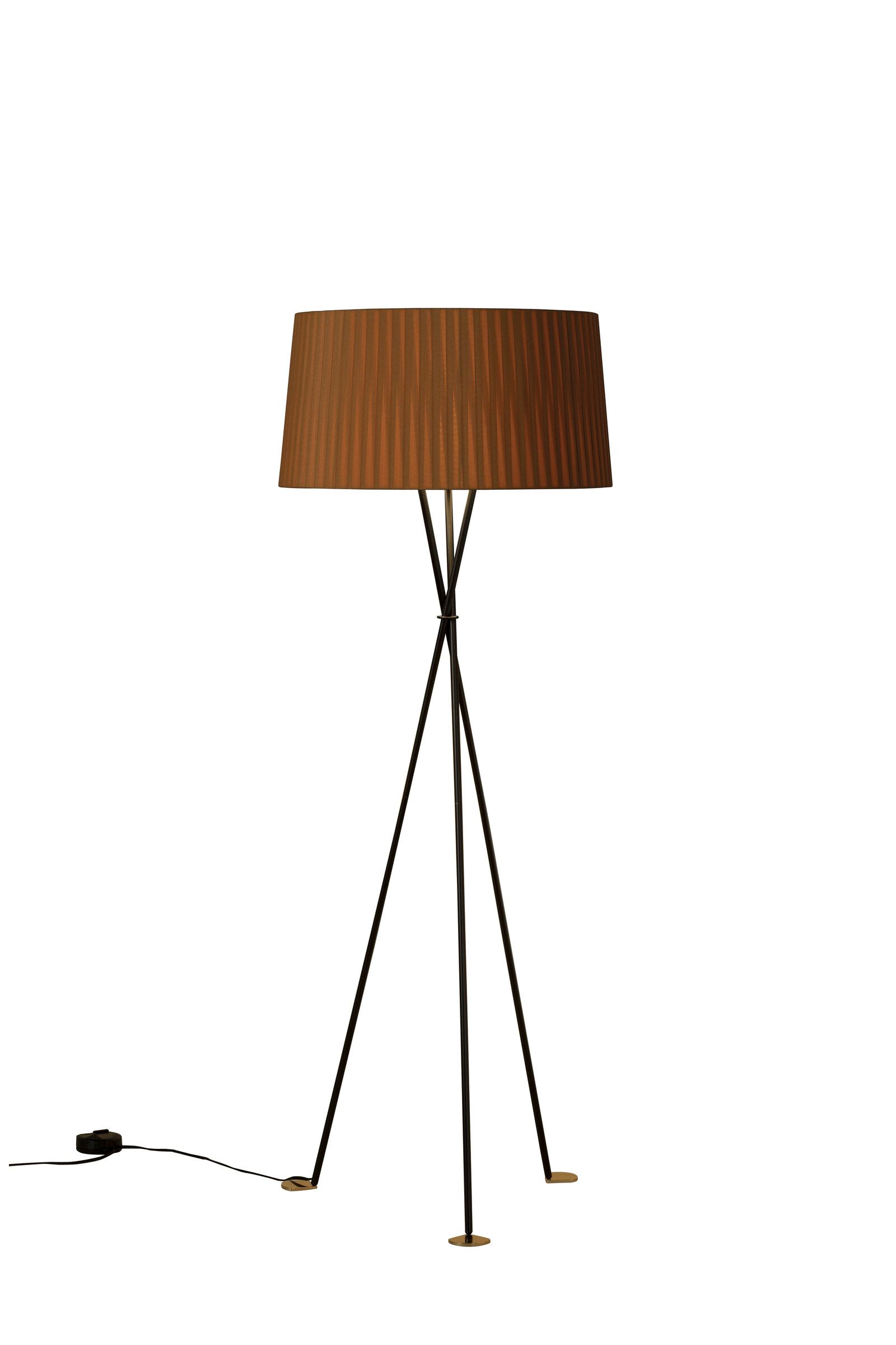 Tripode G5 Stehleuchte in Senfgelb von Santa & Cole mit schwarzem Stativfuß und plissiertem Lampenschirm.