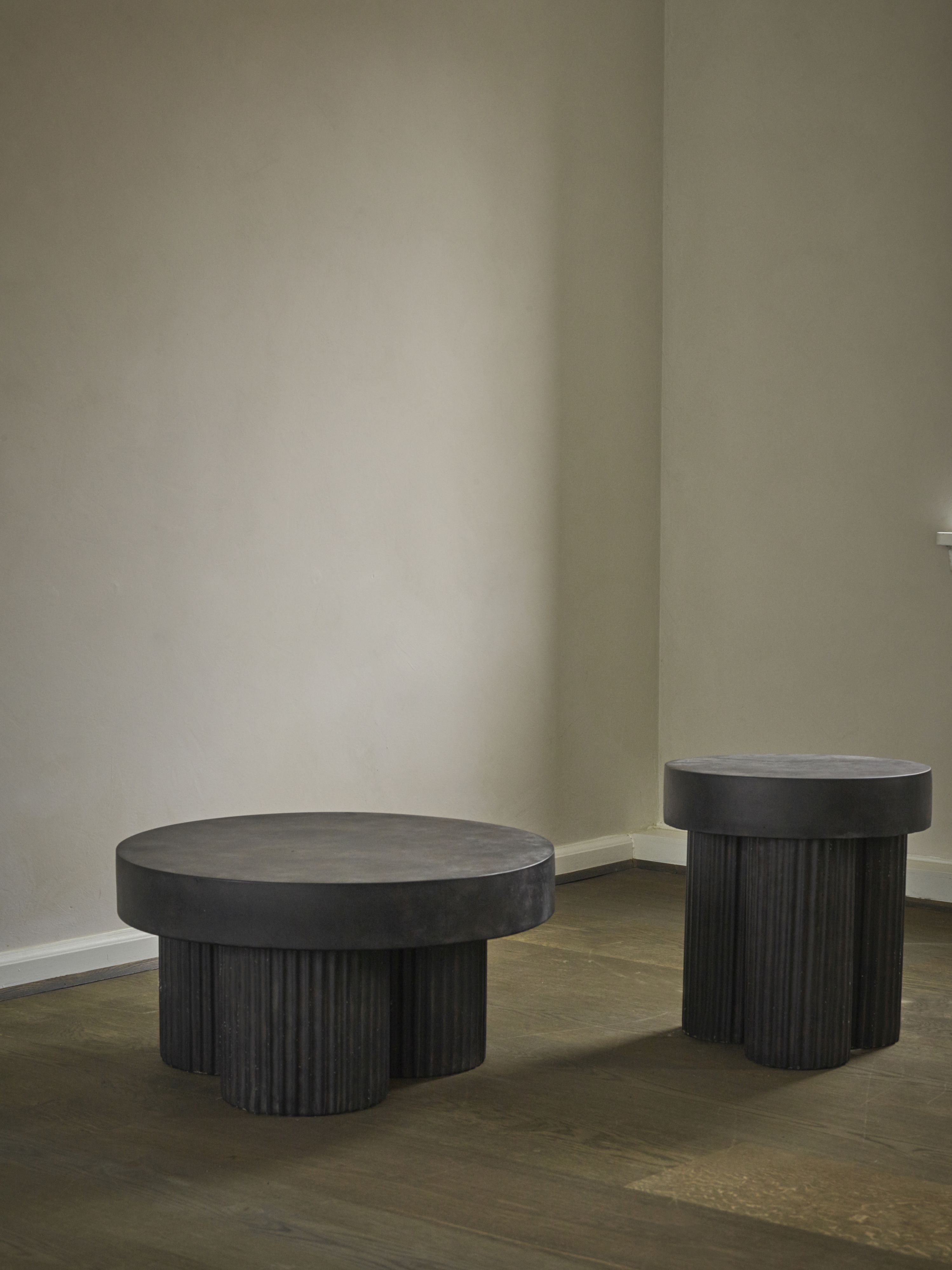 Norr11 Gear Beistelltisch und Couchtisch aus geriffeltem Beton in dunkler Farbe. Modernes Design.