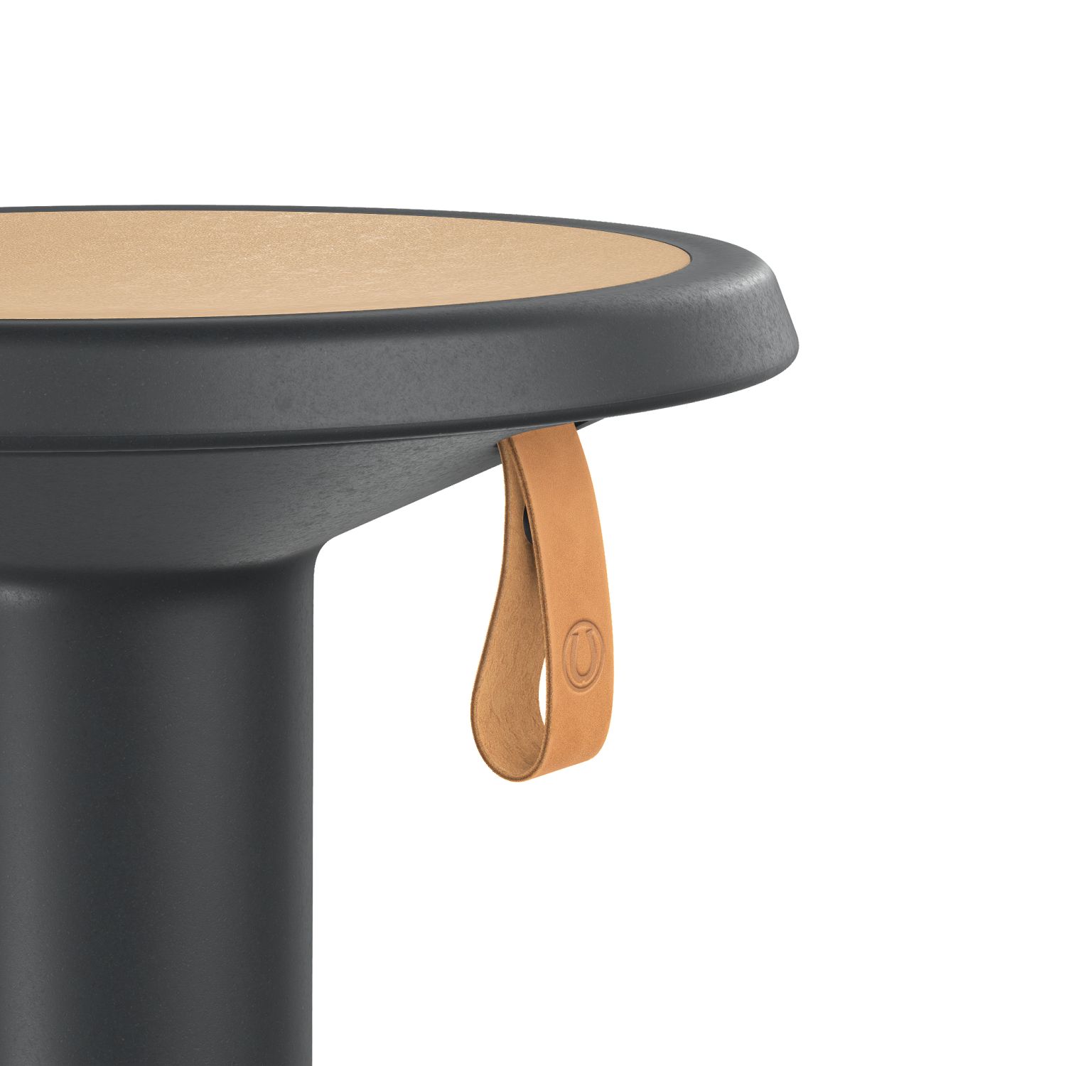 ECO UP Sitzhocker von Interstuhl, Detailansicht: Grauer Hocker mit hellem Sitz und Ledergriff.