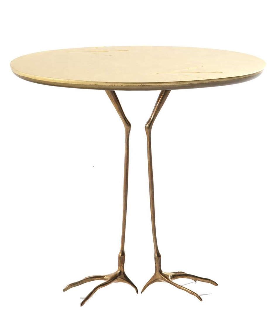 W50 Traccia Beistelltisch von Cassina mit runder Tischplatte und bronzefarbenem Fuß in Vogelform.