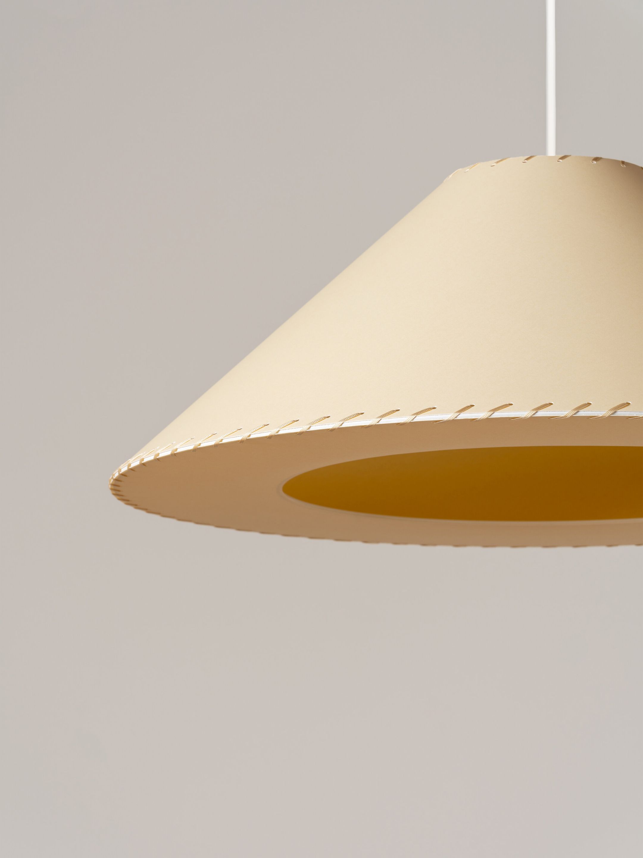 Beige Sísísí Pendelleuchte von Santa & Cole, konische Form, modernes Design für Wohnraumbeleuchtung.