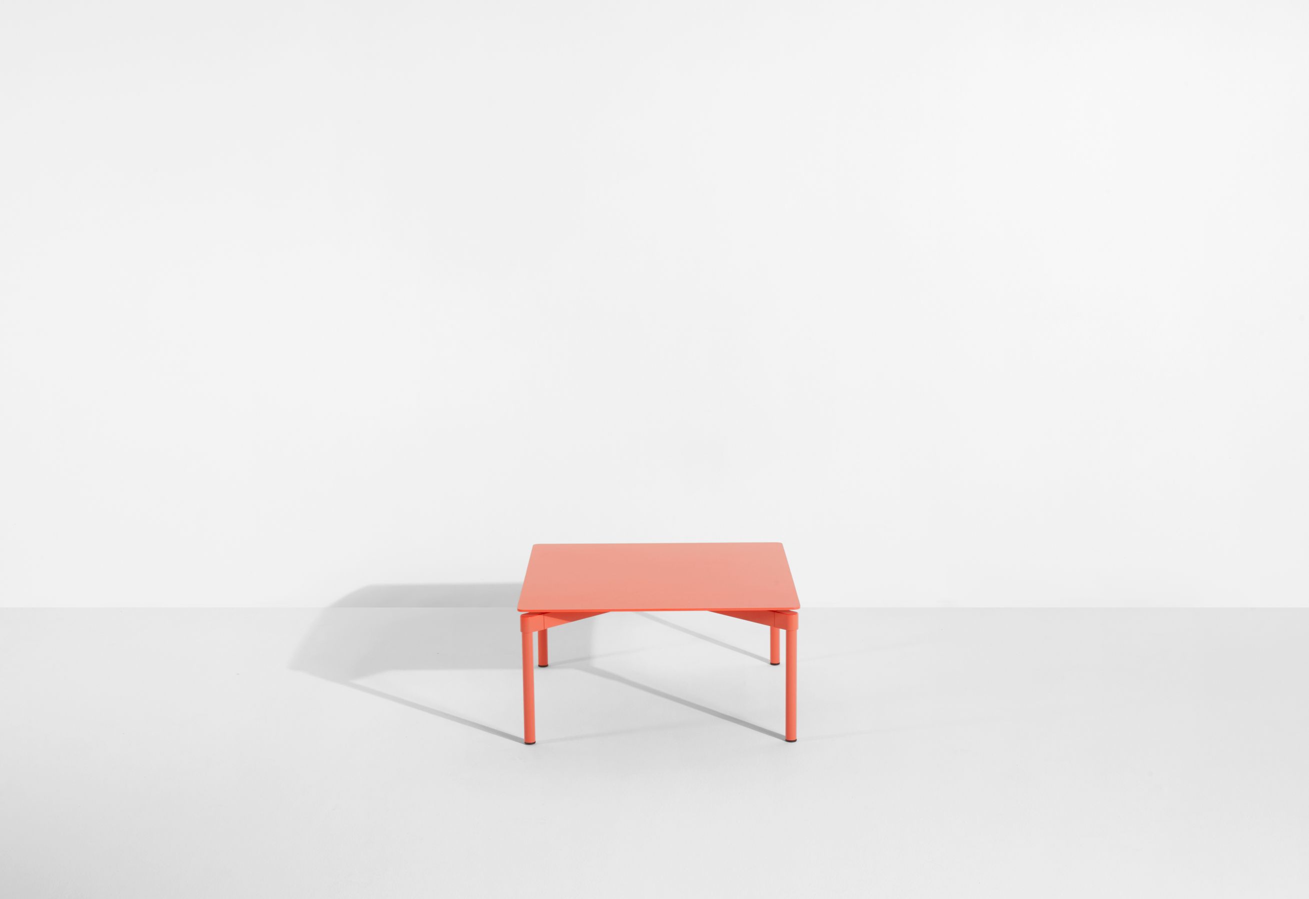 Korallfarbener Fromme Coffee Table Couchtisch von Petite Friture, quadratisch und minimalistisch.