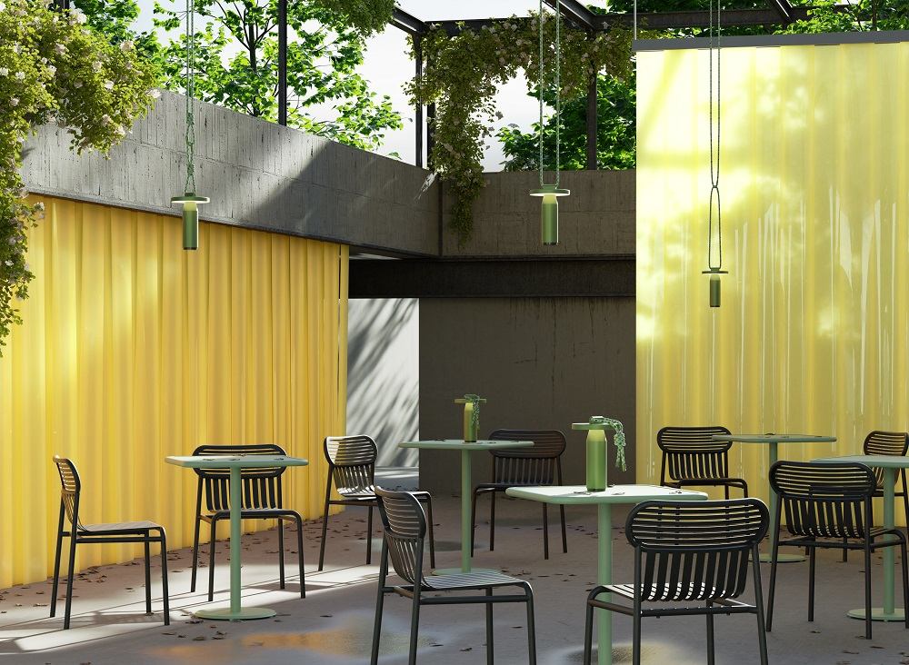 Mehrere Petite Friture Week-End Stühle in Jadegrün und passende Tische in einem Außenbereich.