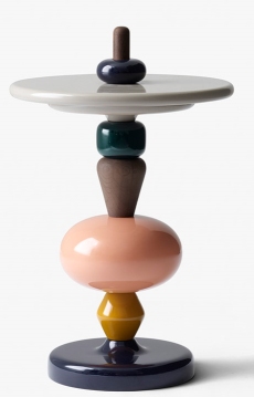 Bunter Shuffle Tisch von AndTradition: Moderner Beistelltisch mit runden, gestapelten Elementen in verschiedenen Farben.