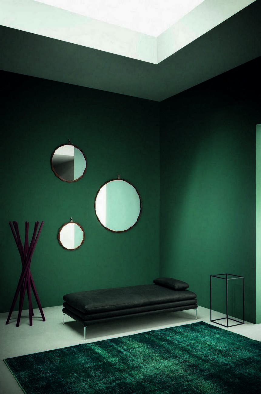 Raperonzolo Spiegel von Zanotta: Drei runde Wandspiegel mit Holzrahmen in modernem Wohnraum.