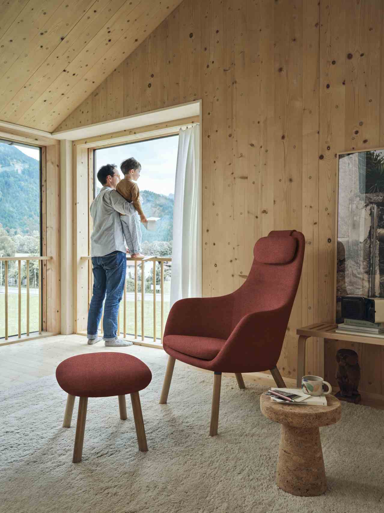 Roter Hal Lounge Chair Sessel mit Ottoman von Vitra in modernem Wohnzimmer.