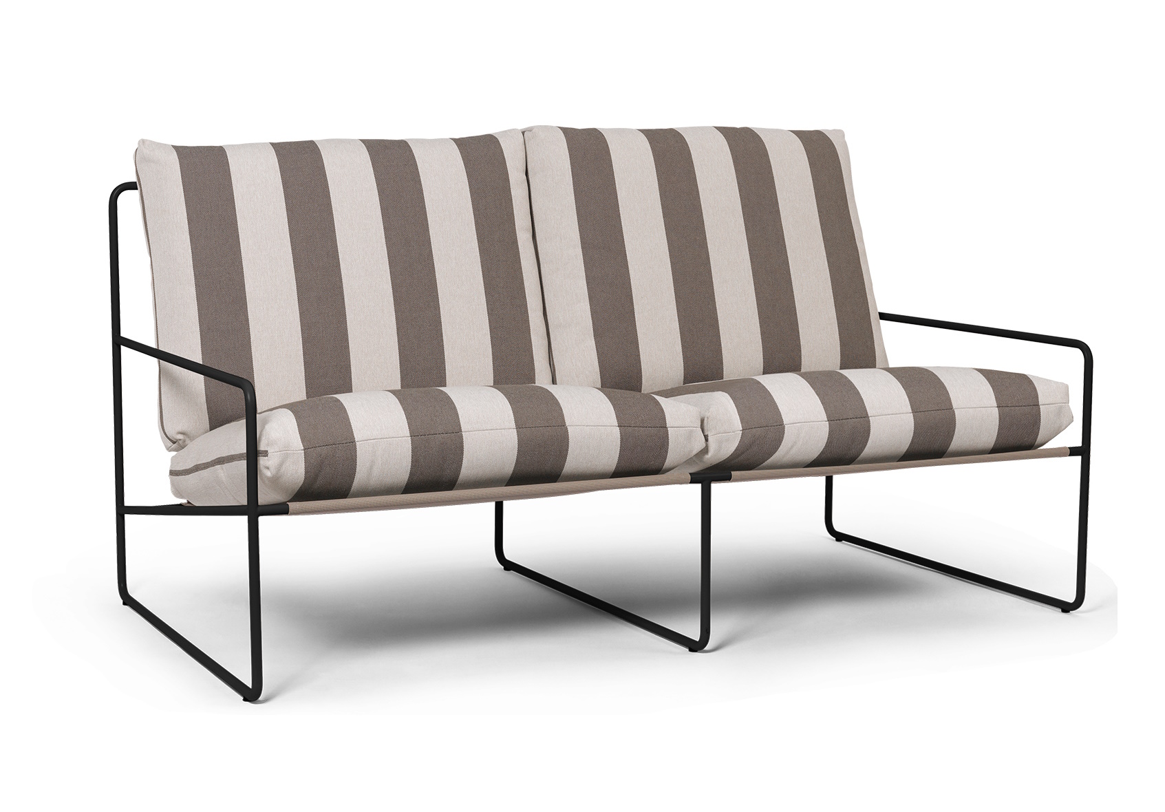 Desert 2-Sitzer Sofa von Ferm Living mit schwarzem Gestell und gestreiften Outdoor-Kissen.