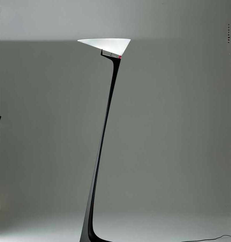 Elegante Montjuic Stehleuchte von Artemide mit schwarzem Fuß und weißem, dreieckigem Lampenschirm.