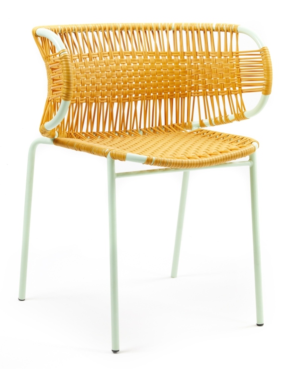 Cielo Armlehnstuhl: Stapelbarer Outdoor Stuhl mit gelbem Rattan-Geflecht und mintgrünem Metallgestell von ames.