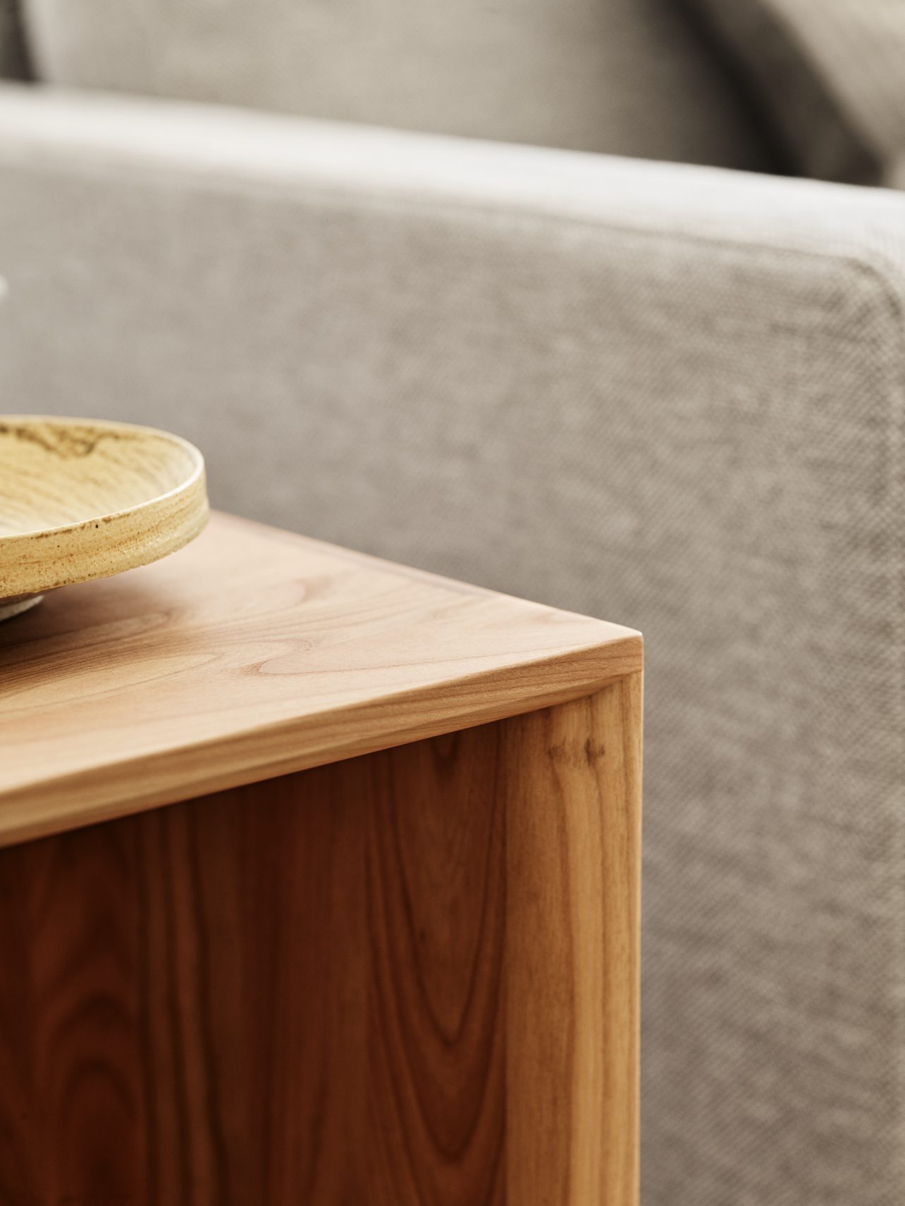 Detailansicht des Fritz Hansen Taburet Hockers in Kirsche natur mit Schale. Holzmöbel.