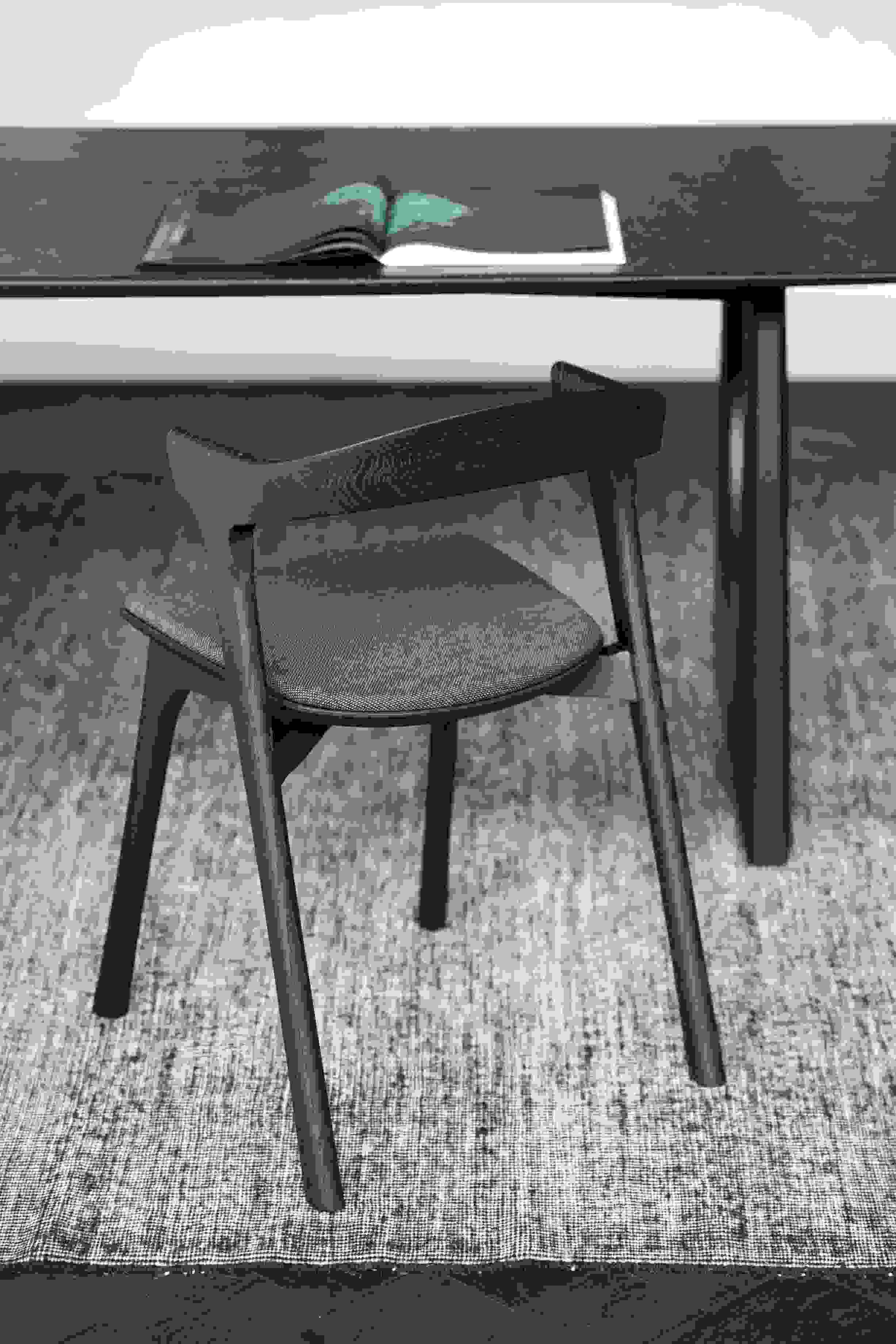 Bok Stuhl Eiche braun / Stoff Schwarz Ethnicraft