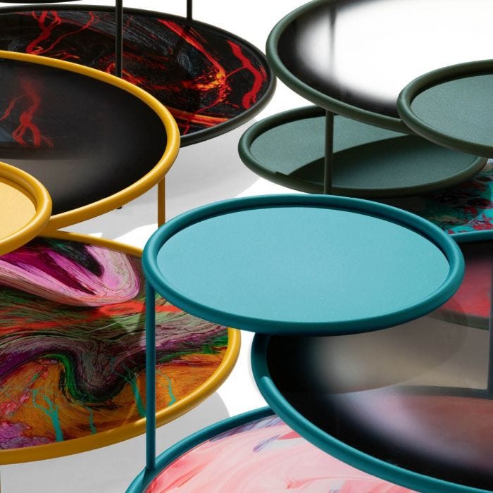 Detailaufnahme: Mehrere farbenfrohe Sangaku Couchtische von Driade mit unterschiedlichen Mustern.