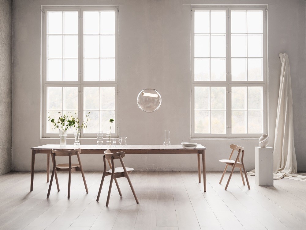 Heller Raum mit dem Northern Expand Dining Table, einem modernen Ausziehtisch aus Holz.