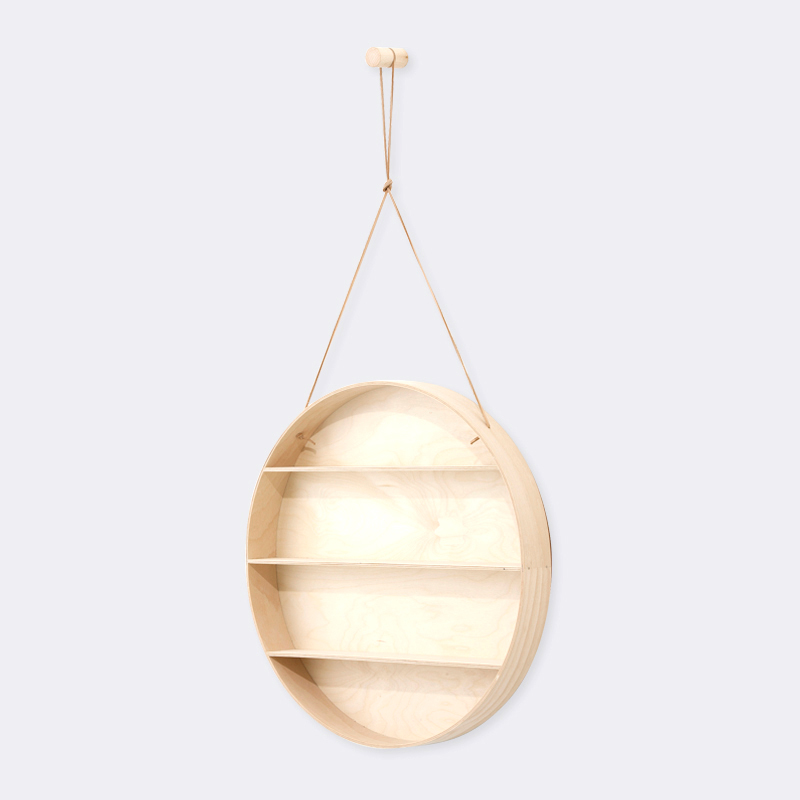 The Round Dorm Hängeregal von Ferm Living, rundes Holzregal mit vier Ablageflächen und Aufhängung.
