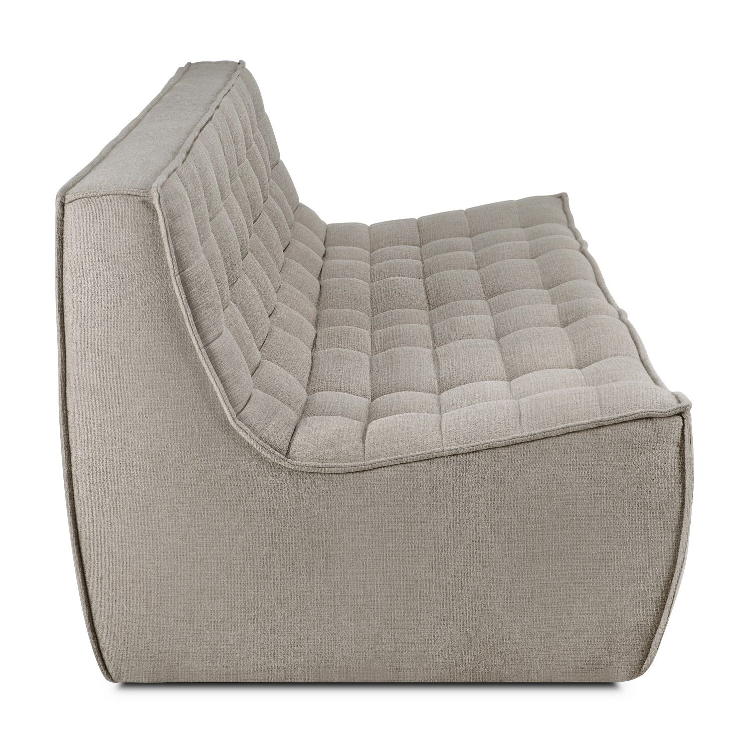 N701 Sofa, 3-Sitzer, Ecru Eco Stoff von Ethnicraft, Seitenansicht. Modernes Sofa mit gesteppter Polsterung.