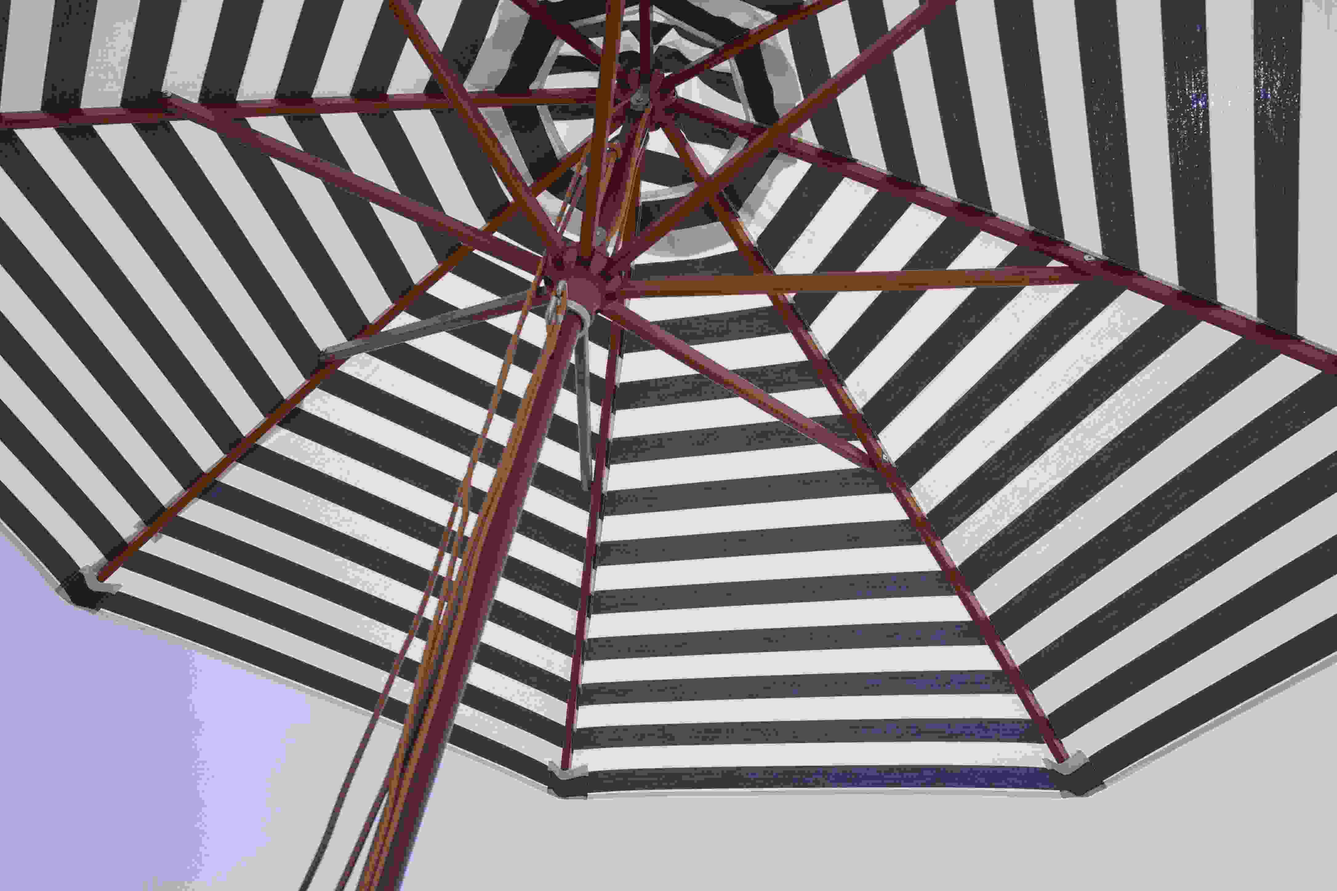 Ansicht von unten des Messina Sonnenschirms von Skagerak in Off-White mit Streifenmuster.