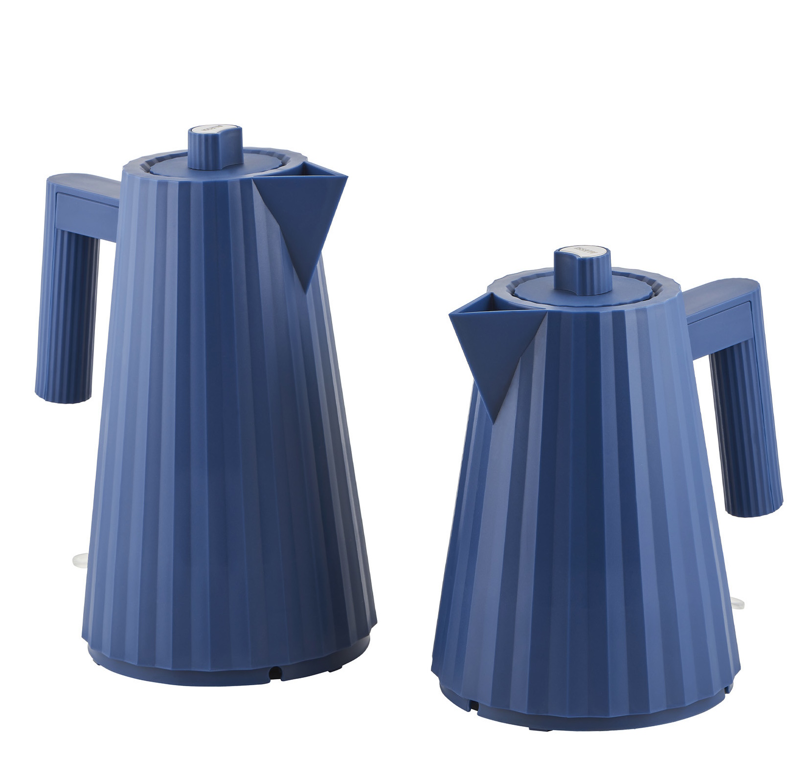 Zwei blaue Alessi Plissé Wasserkocher mit gerippter Oberfläche, moderner Küchen Wasserkocher.