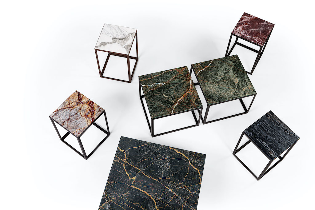 Janua SC 54 Beistelltische mit Marmorplatten und schwarzem, pulverbeschichtetem Stahlgestell auf weißem Hintergrund.