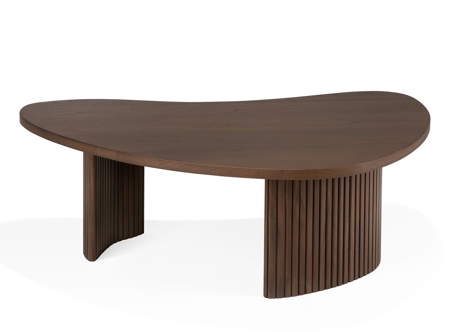 Boomerang Couchtisch in Kieselform von Ethnicraft: Moderner Wohnzimmertisch aus dunklem Holz mit geriffelten Beinen.