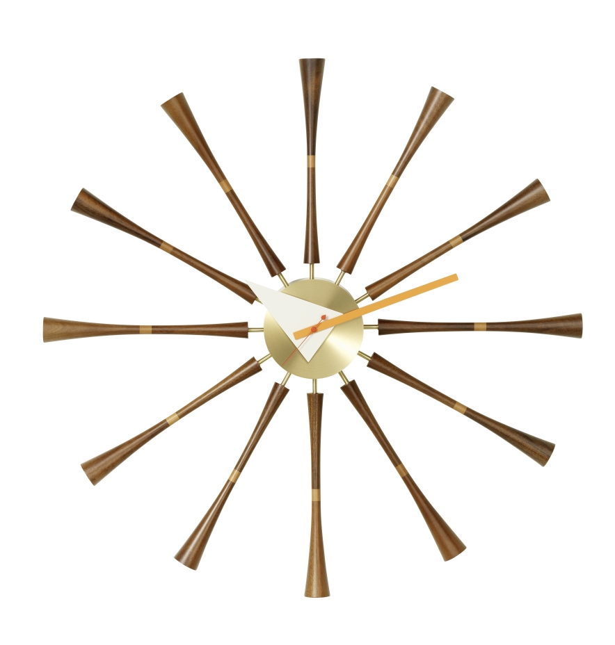 Vitra Wanduhr Spindle Clock mit Holz-Elementen und goldenem Ziffernblatt für modernes Wohnambiente.