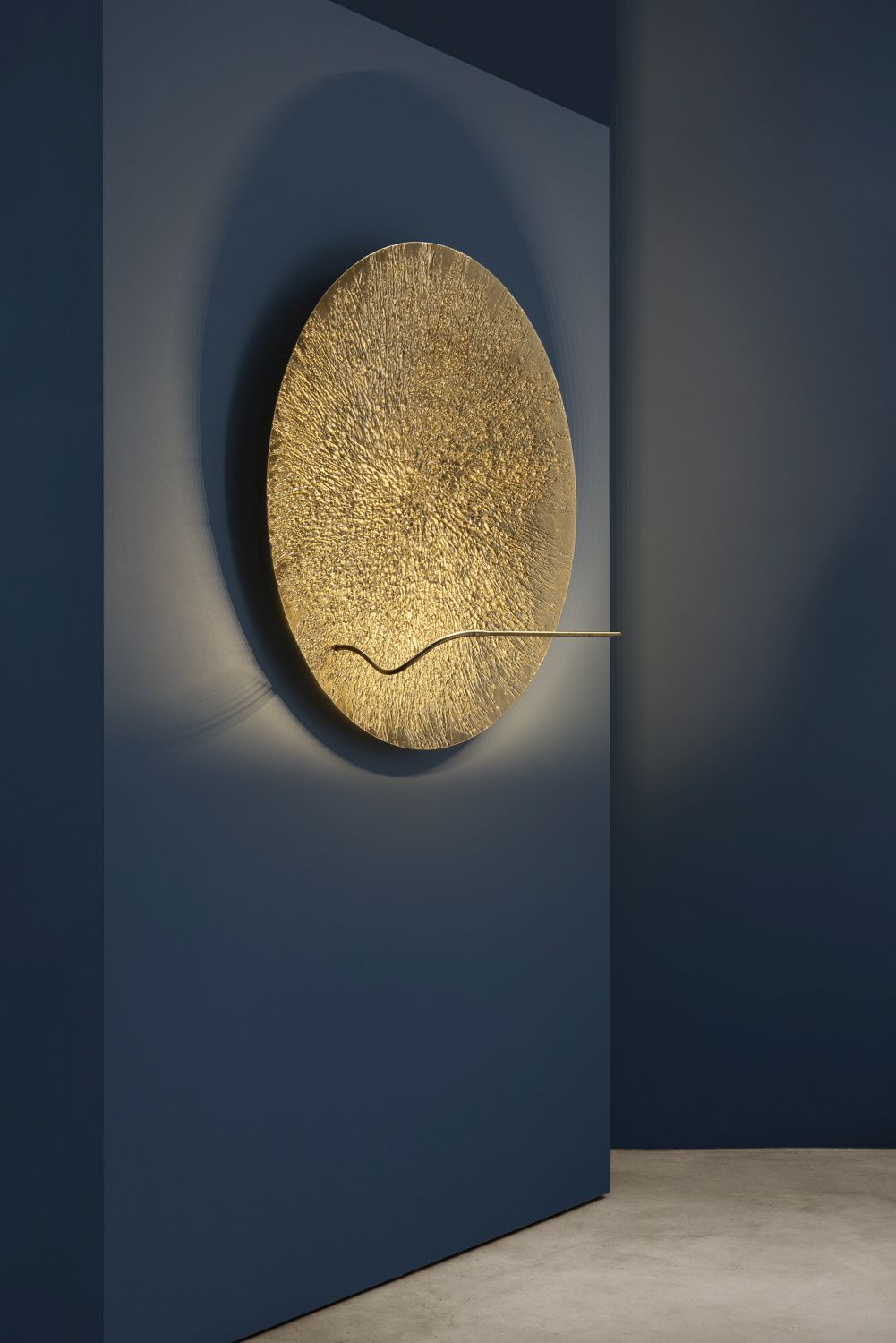 Goldene Bellatrix Wandleuchte von Catellani & Smith, runde Designleuchte für indirekte Beleuchtung im Wohnraum.