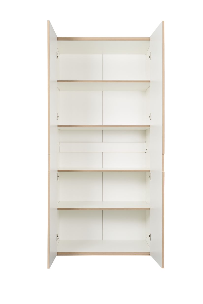 Tojo-Schrank Grundmodul: Weißer Kleiderschrank mit offenen Türen und mehreren Einlegeböden für Stauraum.
