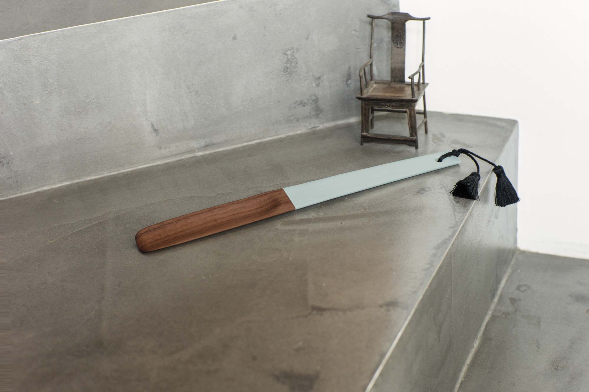 Schönbuch Loafer Schuhlöffel aus Holz und hellem Kunststoff mit schwarzen Quasten. Edler Schuhanzieher.