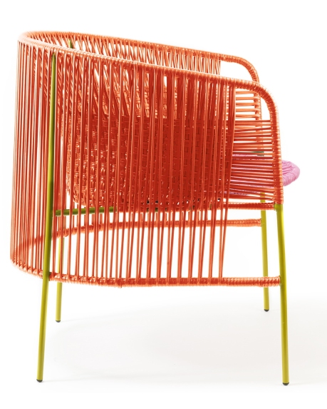 Caribe Lounge Chair: Outdoor Sessel in Orange mit gelben Beinen und rosa Sitzfläche.