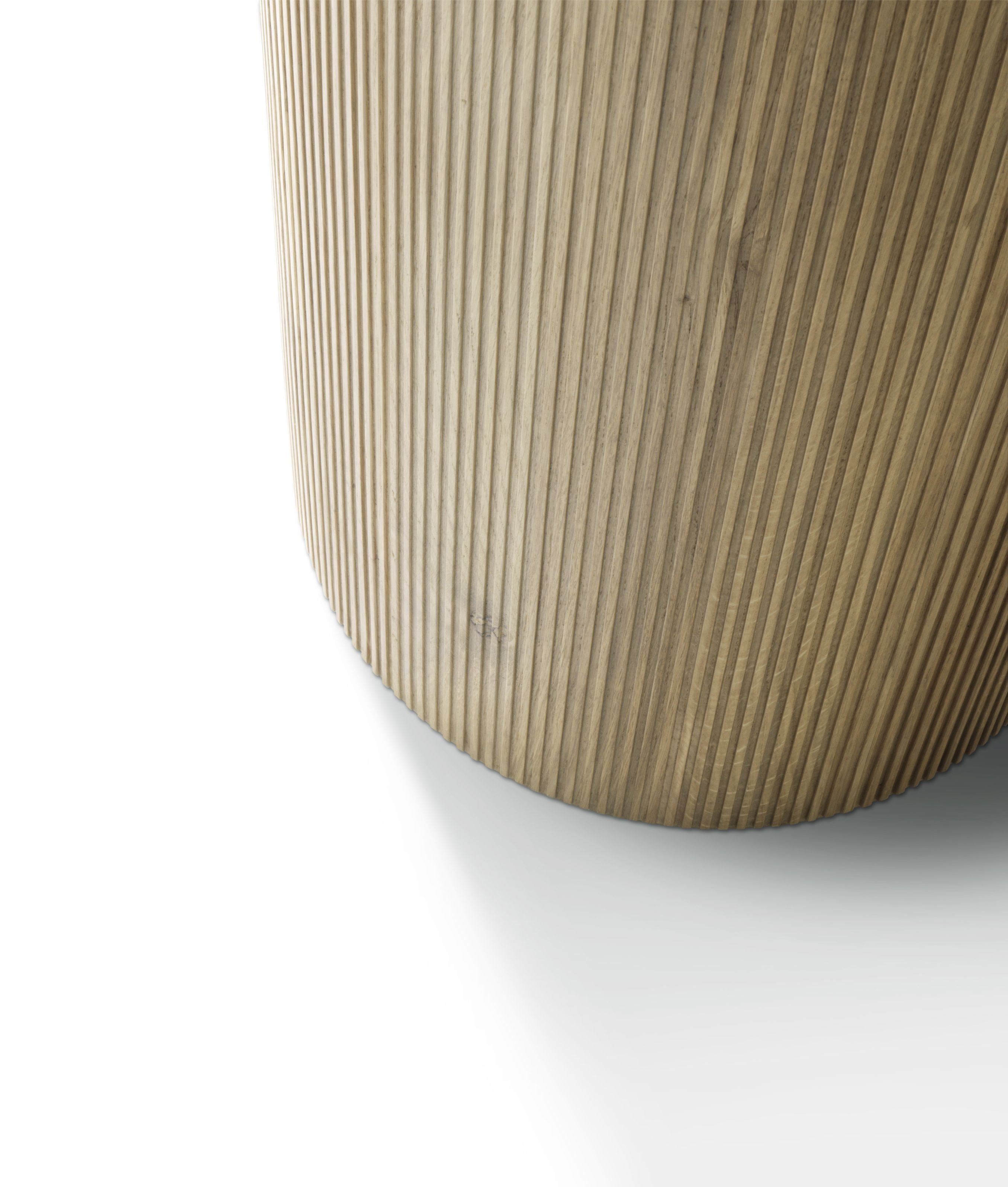 Detailaufnahme des Vipp Cabin Tischs: Runder Beistelltisch aus hellem Eichenholz mit geriffelter Oberfläche.