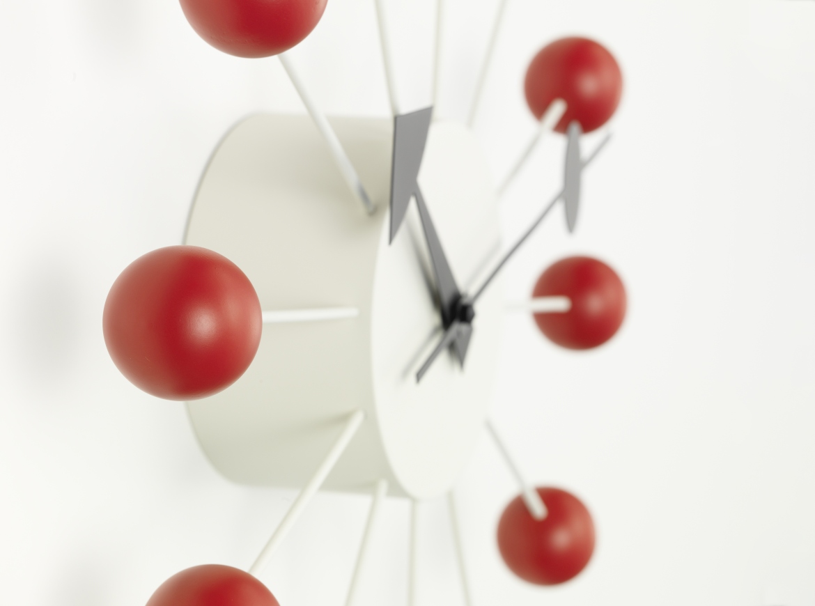 Detailaufnahme der roten Ball Clock Wanduhr von Vitra, ein Designklassiker für moderne Wohnräume.