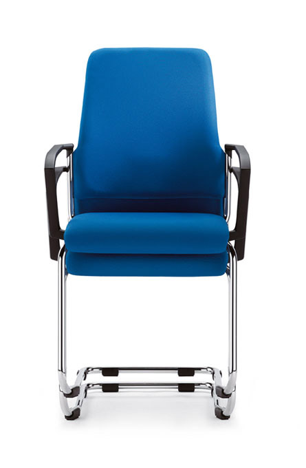 Blauer Interstuhl Goal Freischwinger mit Armlehnen, verchromtem Gestell und ergonomischer Polsterung für Büros.